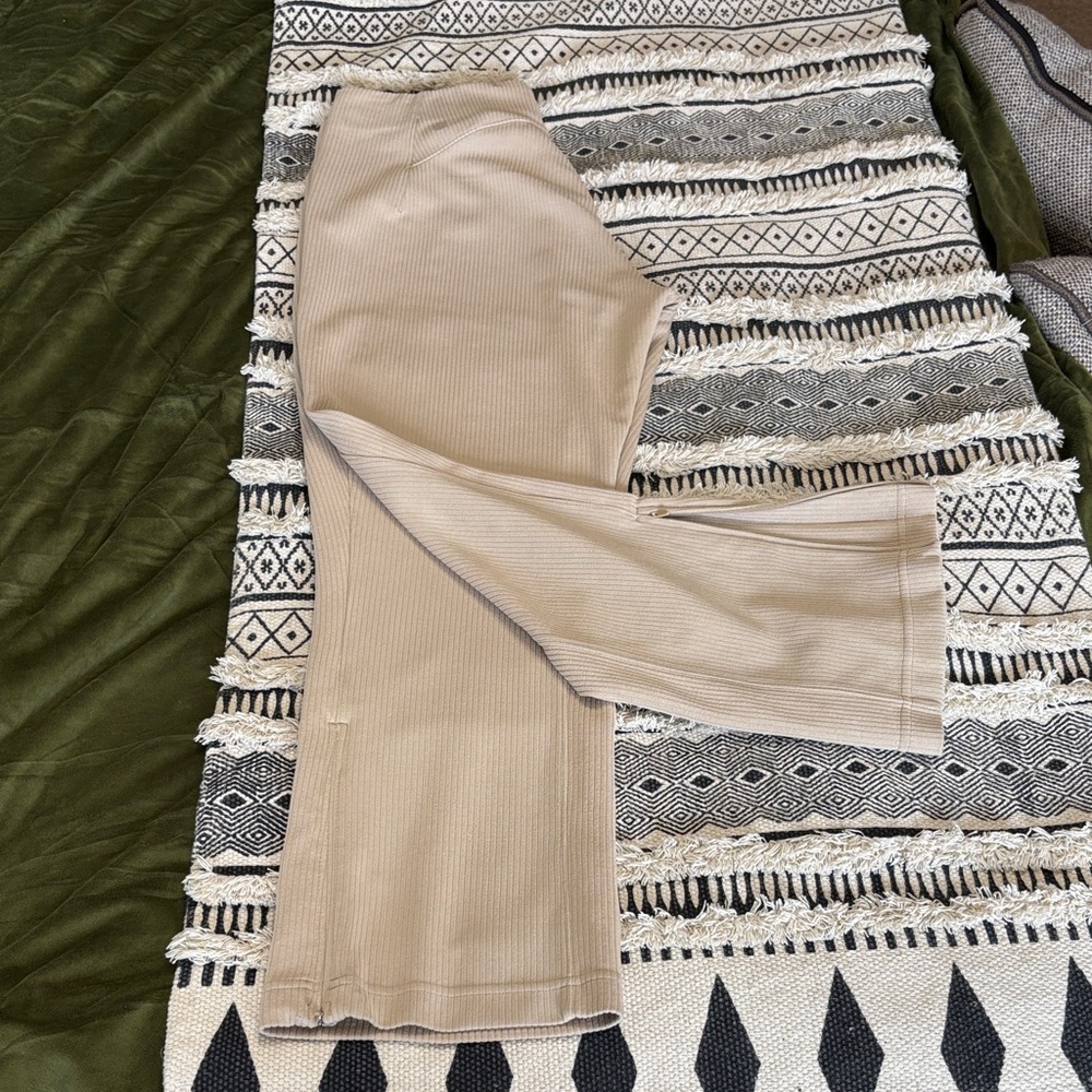 LULULEMON Tan Ribbed Knit Pant.  Optional zipper flare at hem. 25” inseam